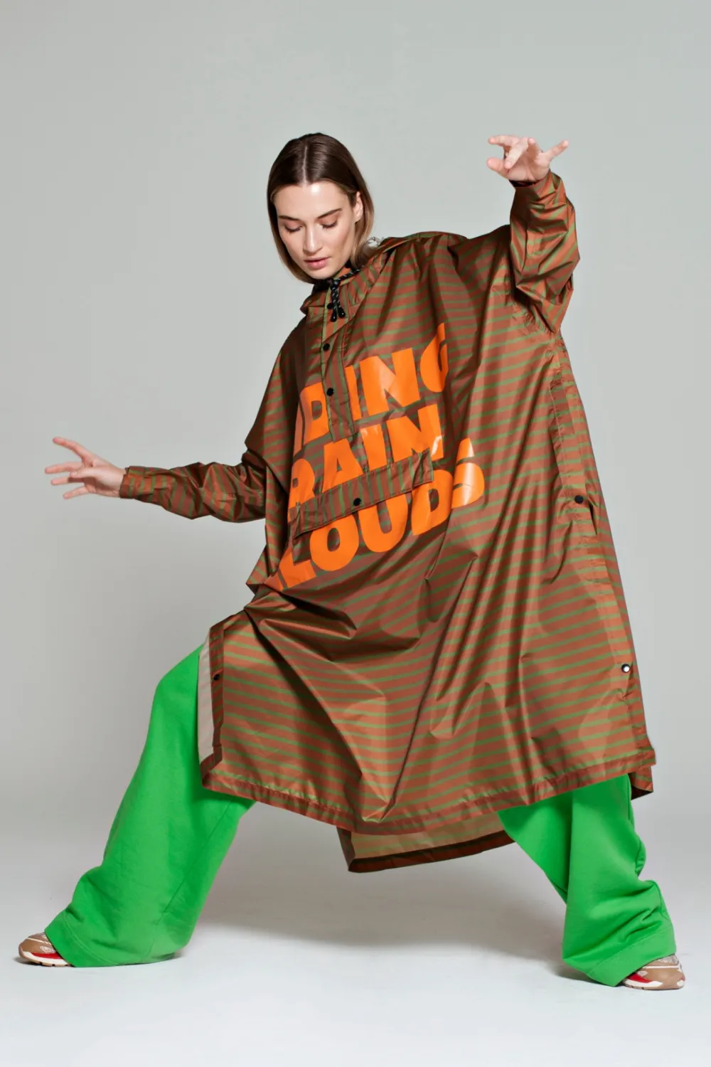 Breton Brown Green Text | Brun | Regnponcho fra Rainkiss